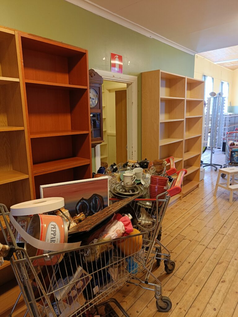 Förberedelser inför Bricka-loppis